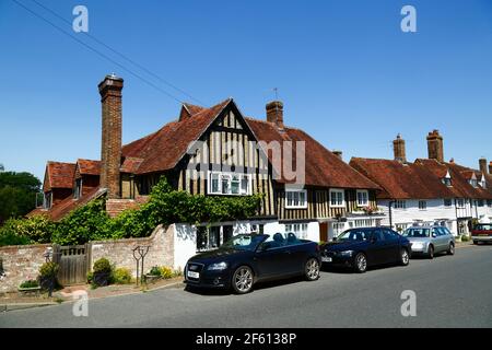 Typisches Fachwerk gerahmtes und kebbleddash Haus und weiß verwittertes Häuschen neben der Hauptstraße durch Dorf, Hartfield, East Sussex, England Stockfoto