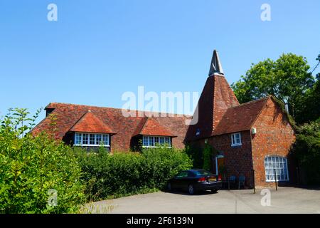 Ungewöhnliches Osthaus mit quadratischem Ofen, der in ein Haus umgewandelt wurde, Hartfield, East Sussex, England Stockfoto