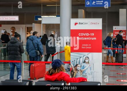 Düsseldorf, Nordrhein-Westfalen, Deutschland - Flughafen Düsseldorf, Covid Schnelltest im Covid-19 Testzentrum EcoCare, Osterurlauber in Zeiten Stockfoto