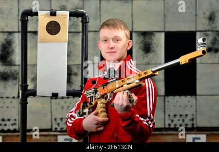 Shooter James Huckle 19 mit seinem .22 Gewehr. 9/2/10. BILD DAVID ASHDOWN Stockfoto