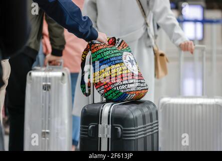 Düsseldorf, Nordrhein-Westfalen, Deutschland - Flughafen Düsseldorf, Osterurlauber am Condor Check-in-Schalter in Zeiten der Coronapandemie Stockfoto