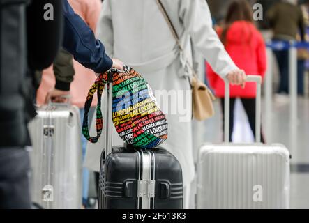 Düsseldorf, Nordrhein-Westfalen, Deutschland - Flughafen Düsseldorf, Osterurlauber am Condor Check-in-Schalter in Zeiten der Coronapandemie Stockfoto