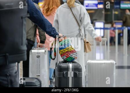 Düsseldorf, Nordrhein-Westfalen, Deutschland - Flughafen Düsseldorf, Osterurlauber am Condor Check-in-Schalter in Zeiten der Coronapandemie Stockfoto