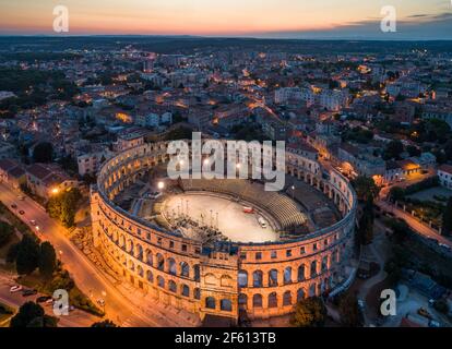 Luftbild der Arena in Pula, Kroatien bei Nacht Stockfoto