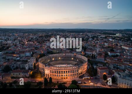 Luftbild der Arena in Pula, Kroatien bei Nacht Stockfoto