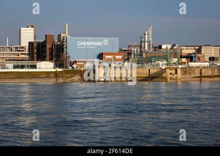 Leverkusen, Nordrhein-Westfalen, Deutschland - Bayer Chempark Leverkusen, Standort am Rhein, ein Drittel der gesamten chemischen Produktion in Nordrhein-Westph Stockfoto