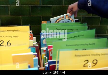 AUSWAHL EINES NEUEN BUCHES BEI LORDSHIP LANE SCHOOL,7/11/05 TOM PILSTON Stockfoto