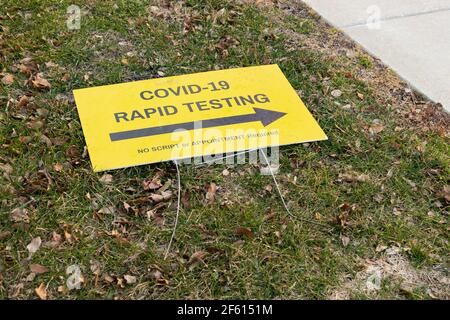 COVID-19 Pandemie-Schnelltestgelände Schild auf dem Boden Stockfoto