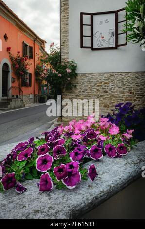 Bossolasco, Italien – 6. Juni 2020: Schmale Gasse im schönen Dorf Bossolasco, berühmt für seine Blumen, am 6. juni 2020. Es ist eines der am meisten Stockfoto