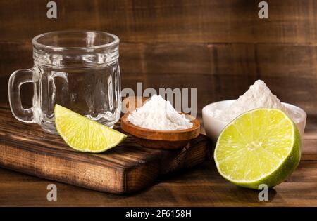 Limettensaft, Wasser und Backpulver Stockfoto
