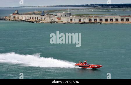 BRITISH POWERBOAT FESTIVAL. DER UIM BPRC MARATHON WORLD CUP BEI COWES RACE 1. RENNEN 2 AM SONNTAG. Sieger rot fpt Fahrer fabio buzzi Co-Fahrer simon powell aus poole in einem 46ft buzzi. 27/8/10 BILD DAVID ASHDOWN Stockfoto