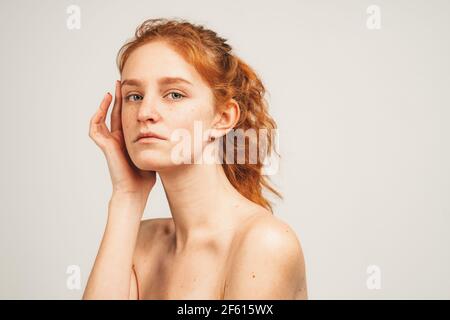 Nahaufnahme Gesicht natürliche Schönheit Rotschopf attraktive Frau mit Sommersprossen. Isoliert auf weißem Hintergrund. Natürliche Schönheit und Gesundheit Stockfoto