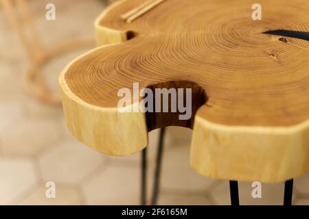 Moderner Couchtisch aus Holz mit eisernen Beinen Stockfoto