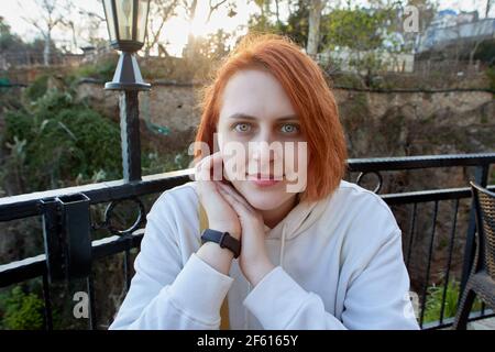 Porträt einer jungen europäischen Frau im Sommercafé. Stockfoto