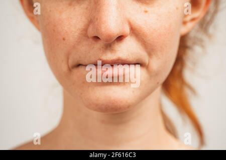 Nahaufnahme Foto des unteren Gesichts von Rotschopf junge Frau. Isoliert auf weißem Hintergrund. Natürliche Schönheit und Gesundheit Stockfoto