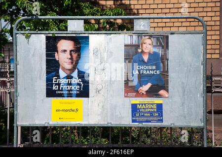 COLMAR, FRANKREICH - 28. APRIL 2017 : Wahlkampfplakate für die zweite Runde der französischen Präsidentschaftswahlen 2017. Stockfoto