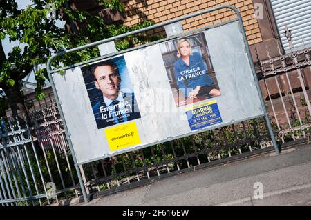 COLMAR, FRANKREICH - 28. APRIL 2017 : Wahlkampfplakate für die zweite Runde der französischen Präsidentschaftswahlen 2017. Stockfoto