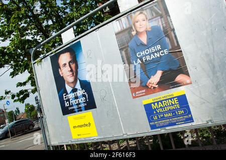 COLMAR, FRANKREICH - 28. APRIL 2017 : Wahlkampfplakate für die zweite Runde der französischen Präsidentschaftswahlen 2017. Stockfoto