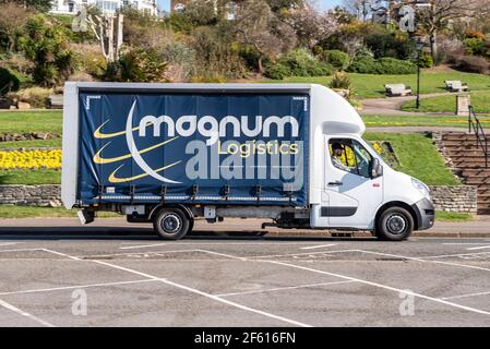 magnum Logistiktransporter fährt in Southend on Sea, Essex, Großbritannien. Vorhangseitiges Güterfahrzeug auf der Straße. Stockfoto