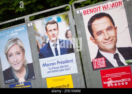 REYRIEUX, FRANKREICH - 15. APRIL 2017 : Offizielle Wahlkampfplakate für die französischen Präsidentschaftswahlen 2017 Stockfoto