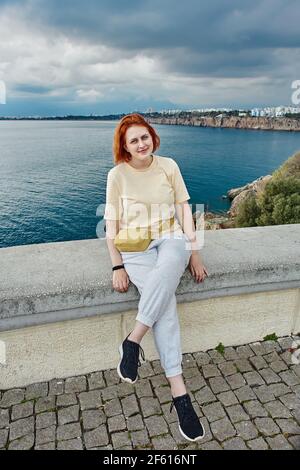 Antalya Observatory Square in Karaalioglu Park junge Frau posiert für Fotografen vor dem Hintergrund des Mittelmeers. Stockfoto