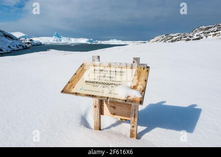 Warnschild für extreme Gefahren bei plötzlichen Tsunami-Wellen, die durch kalbende Eisberge verursacht werden. Stockfoto