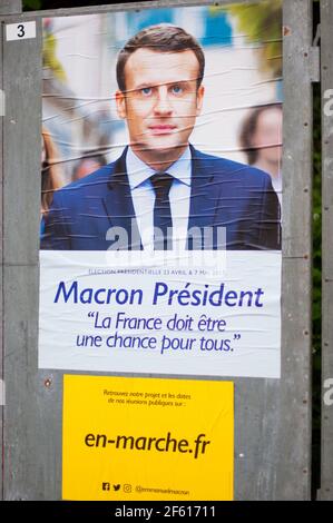 COLMAR, FRANKREICH - 28. APRIL 2017 : Wahlkampfplakat von Emmanuel Macron für die zweite Runde der französischen Präsidentschaftswahlen 2017. Stockfoto