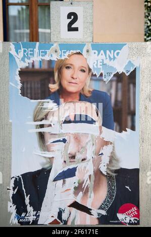 COLMAR, FRANKREICH - 28. APRIL 2017 : Marine Le Pen zerrissenes Wahlkampfplakat für die zweite Runde der französischen Präsidentschaftswahlen 2017. Stockfoto