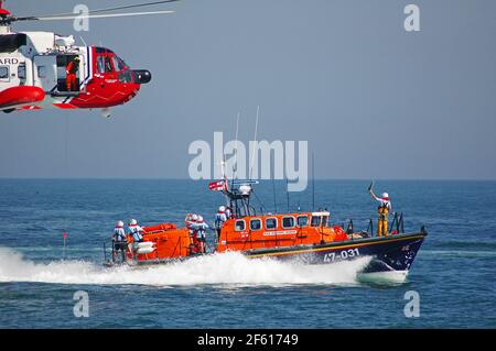 Demonstration zur Rettung der Luftsee am Starttag des Rettungsbootes, mit dem Hubschrauber Sigorsky Mark II der Küstenwache und RNLI Tyne Klasse Lifeboat. Stockfoto