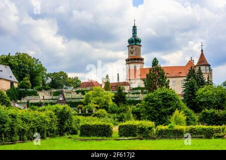 Burg Nove Mesto nad Metuji - Panoramablick vom Garten, Tschechische Republik Stockfoto