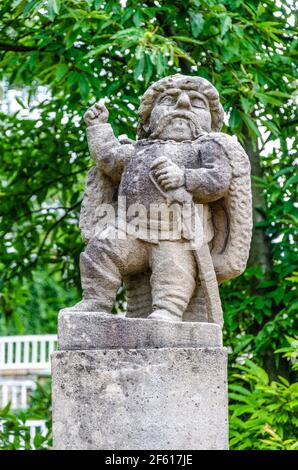 Statue eines männlichen Zwerges (geschnitzt von der Werkstatt des Barockbildhauers Matthias Bernard Braun) im Garten der Burg Nove Mesto nad Metuji, Tschechische Republik Stockfoto