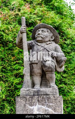 Statue eines männlichen Zwerges (geschnitzt von der Werkstatt des Barockbildhauers Matthias Bernard Braun) im Garten der Burg Nove Mesto nad Metuji, Tschechische Republik Stockfoto