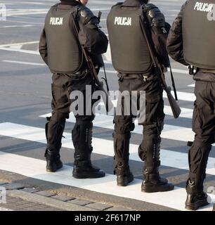 Poznan, POLEN - 17. November 2012: Bewaffnete polnische Polizisten, die während des Protestes Ordnung hielten. Stockfoto