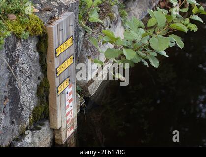 Flusswasserpegelmarkierungsanzeige - Messung. Stockfoto