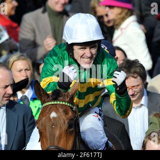 2010 CHELTENHAM FESTIVAL. 1st TAG 16/3/10. DIE SCHLUMFIT-MEISTERHÜRDE. GEWINNER TONY MCCOY AUF BINOKULAR. BILD DAVID ASHDOWN Stockfoto