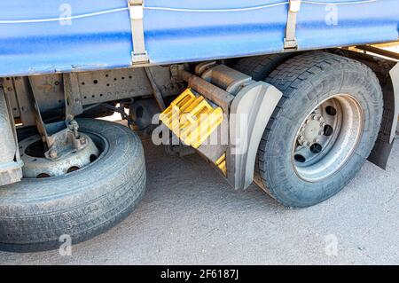 Samara, Russland - 17. August 2020: Gelbe Bremsbacken eines LKW-Fahrzeugs Stockfoto