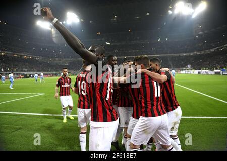 AC Mailand Fußballspieler umarmen, um im San Siro Stadion, in Mailand zu feiern.Italien. Stockfoto