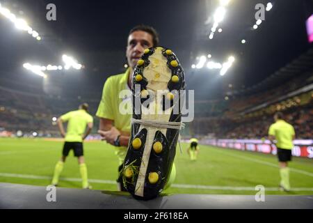 Fußballschiedsrichter wärmen sich vor dem fußballspiel der italienischen Serie A im Stadion San Siro in Mailand auf. Stockfoto