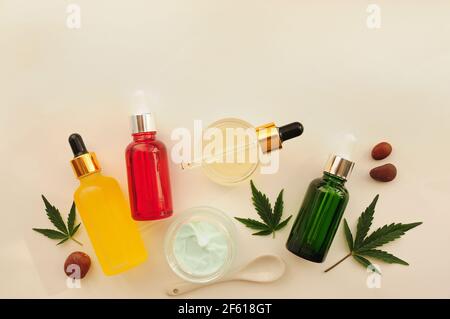 Marihuanablätter, cbd-Öl, kosmetische Creme. Cannabisextrakt in der Kosmetologie. Flach liegend, pulverbeschichtet. Home Entspannung, Spa Erholung, Zeitvertreib ther Stockfoto