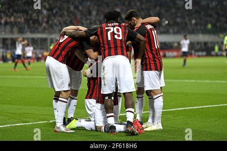 AC Mailand Fußballspieler umarmen, um im San Siro Stadion, in Mailand zu feiern.Italien. Stockfoto