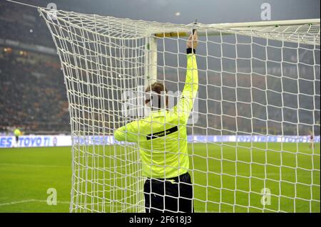 Linienrichter und Schiedsrichter überprüfen das Netz der Torpfosten während des fußballspiels der italienischen Serie A im Stadion San Siro in Mailand. Stockfoto