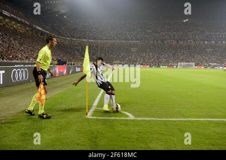 Der FC Juventus-Spieler Carlos Tevez tritt im San siro-Stadion in die Ecke, während der italienischen Serie EIN Fußballspiel zwischen AC Milan und FC Juventus. Stockfoto