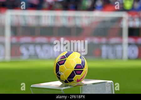 Offizieller Fußball der Serie A, mit grünem Stadion-Feld im Hintergrund. Stockfoto