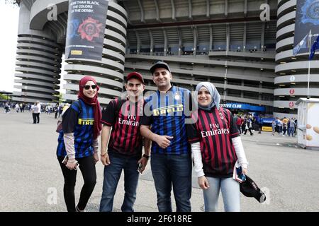 Junge Paare aus dem Nahen Osten tragen Fußballuniformen des AC Mailand und Inter Mailand vor dem Giuseppe Meazza-Stadion in Mailand, Italien. Stockfoto