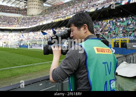 Fernsehkameramann bei der Arbeit im Fußballstadion San Siro in Mailand. Stockfoto