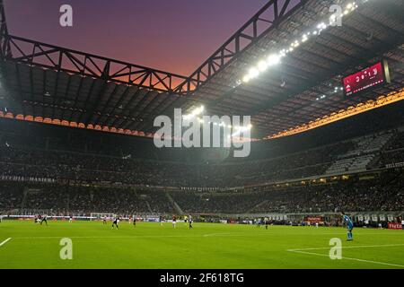 Sonnenuntergang über dem fußballstadion san siro, während der italienischen Serie ein Spiel AC Mailand gegen FC Juventus, in Mailand.Italien. Stockfoto
