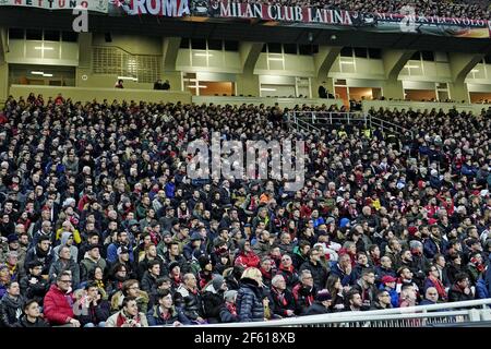 Fußball-Fans sitzen beobachten ein Fußballspiel im san siro Stadion, während der italienischen Serie A, in Mailand, Italien. Stockfoto