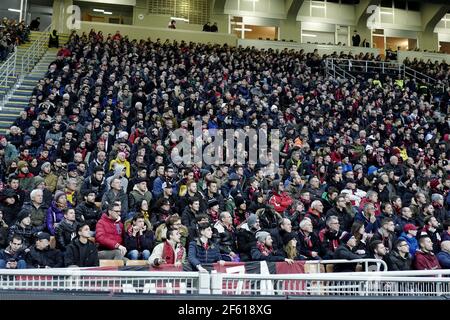 Fußball-Fans sitzen beobachten ein Fußballspiel im san siro Stadion, während der italienischen Serie A, in Mailand, Italien. Stockfoto