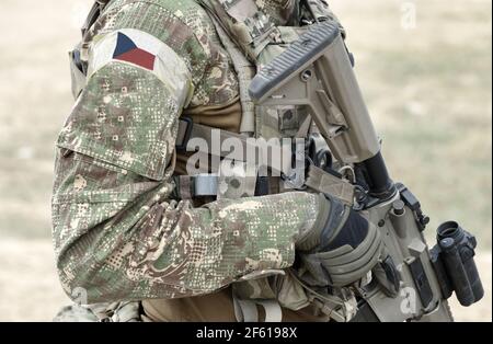 Soldat mit Sturmgewehr und Flagge der Tschechischen Republik auf Militäruniform. Collage. Stockfoto