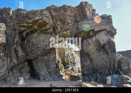 Ein Felsbogen an der wilden Küste Frankreichs bei Quiberon. Stockfoto